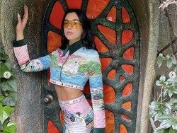 Gaya Dua Lipa Liburan di Albania, Perut Rata Bikin Salfok