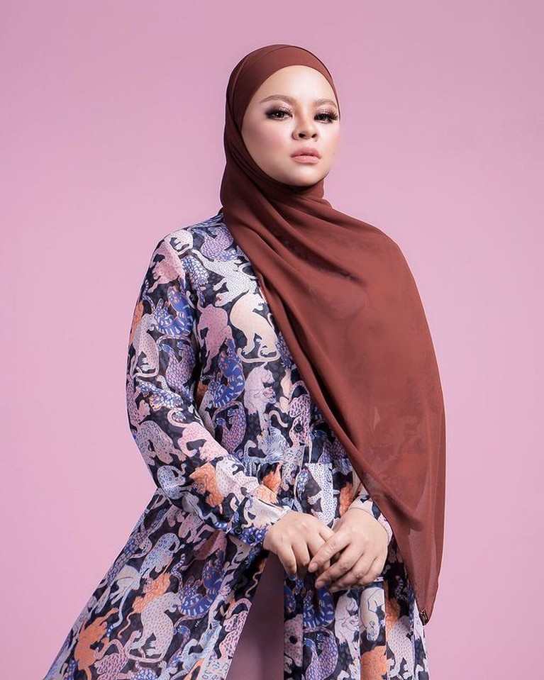 Foto Mendiang Siti Sarah Penyanyi Malaysia Kabar duka menghampiri dunia hiburan Malaysia, penyanyi Siti Sarah meninggal dunia usai melahirkan dan terpapar Covid-19. Yuk lihat!
