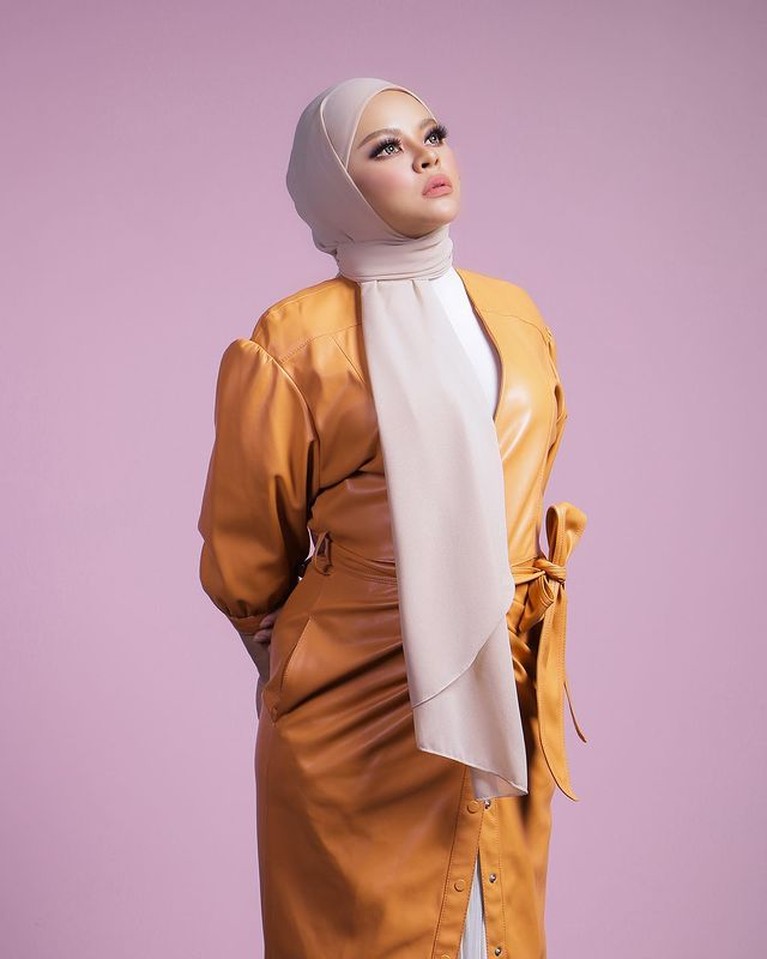 Foto Mendiang Siti Sarah Penyanyi Malaysia Kabar duka menghampiri dunia hiburan Malaysia, penyanyi Siti Sarah meninggal dunia usai melahirkan dan terpapar Covid-19. Yuk lihat!