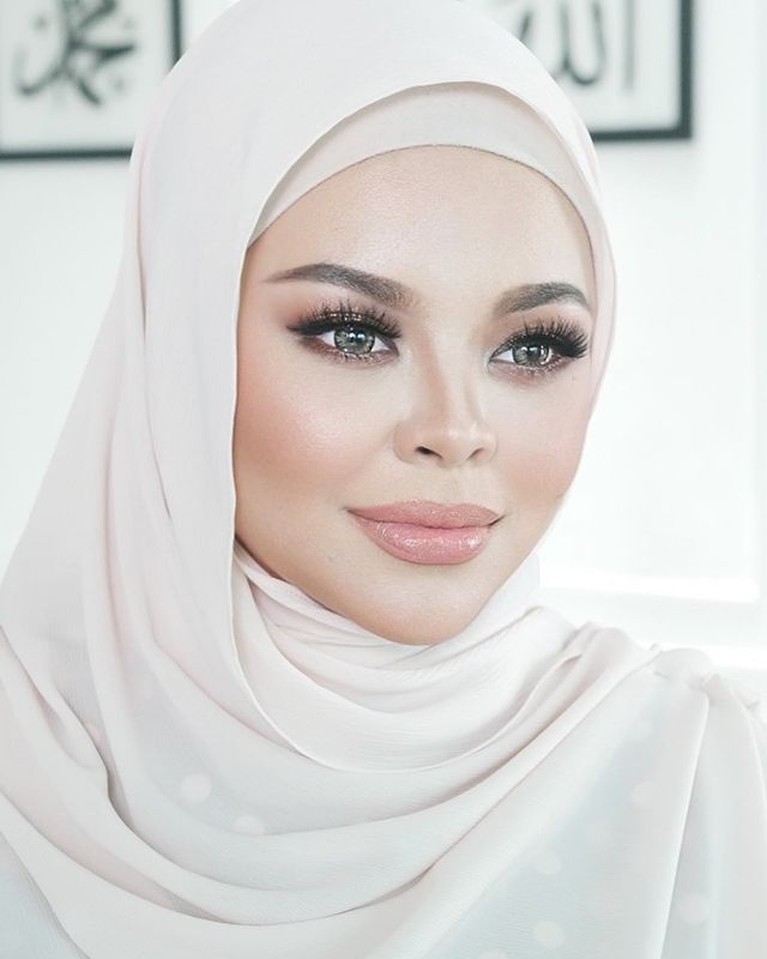 Foto Mendiang Siti Sarah Penyanyi Malaysia Kabar duka menghampiri dunia hiburan Malaysia, penyanyi Siti Sarah meninggal dunia usai melahirkan dan terpapar Covid-19. Yuk lihat!