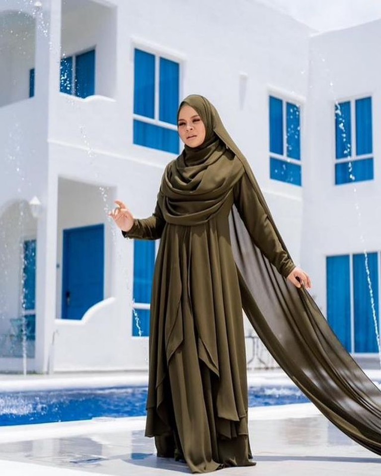 Foto Mendiang Siti Sarah Penyanyi Malaysia Kabar duka menghampiri dunia hiburan Malaysia, penyanyi Siti Sarah meninggal dunia usai melahirkan dan terpapar Covid-19. Yuk lihat!
