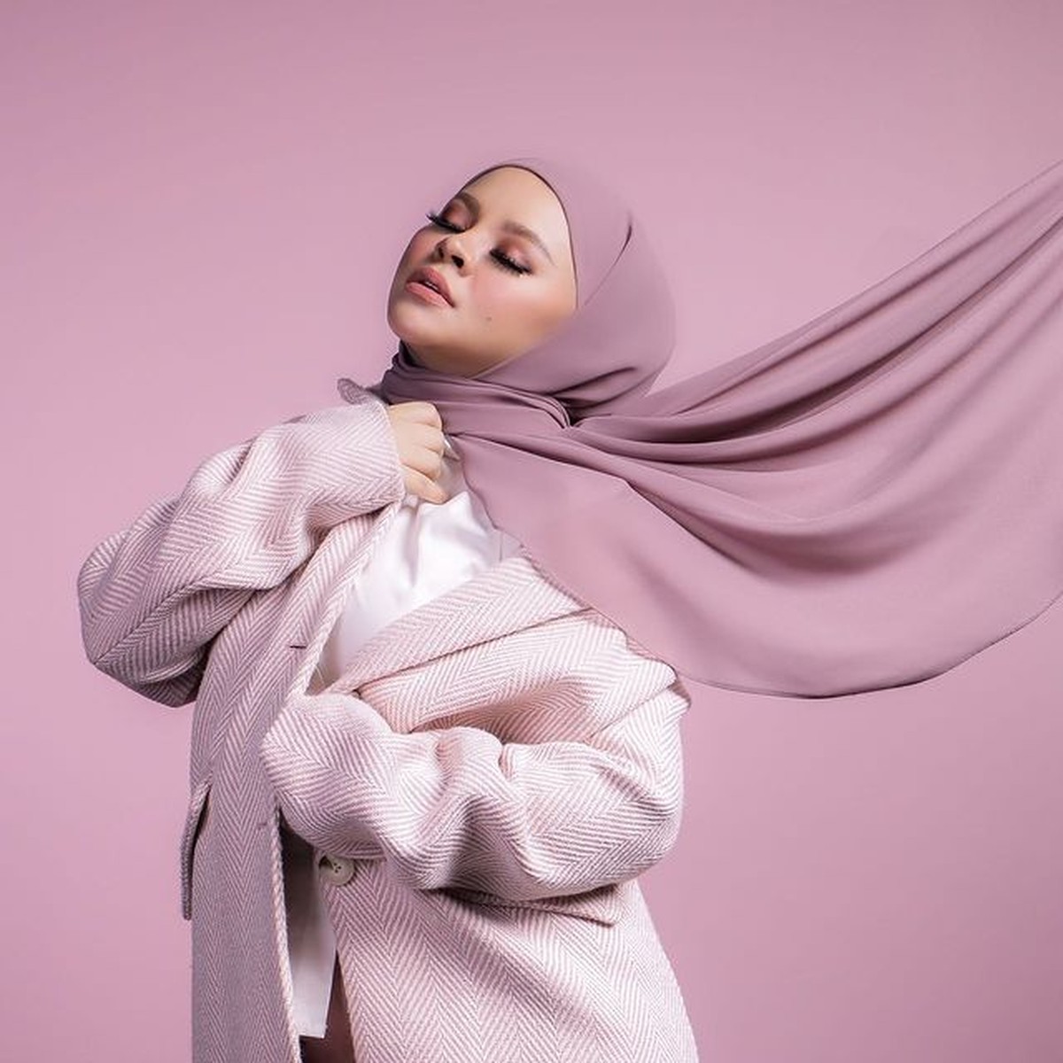 Kabar duka menghampiri dunia hiburan Malaysia&comma; penyanyi Siti Sarah meninggal dunia usai melahirkan dan terpapar Covid-19&period; Yuk lihat&excl;