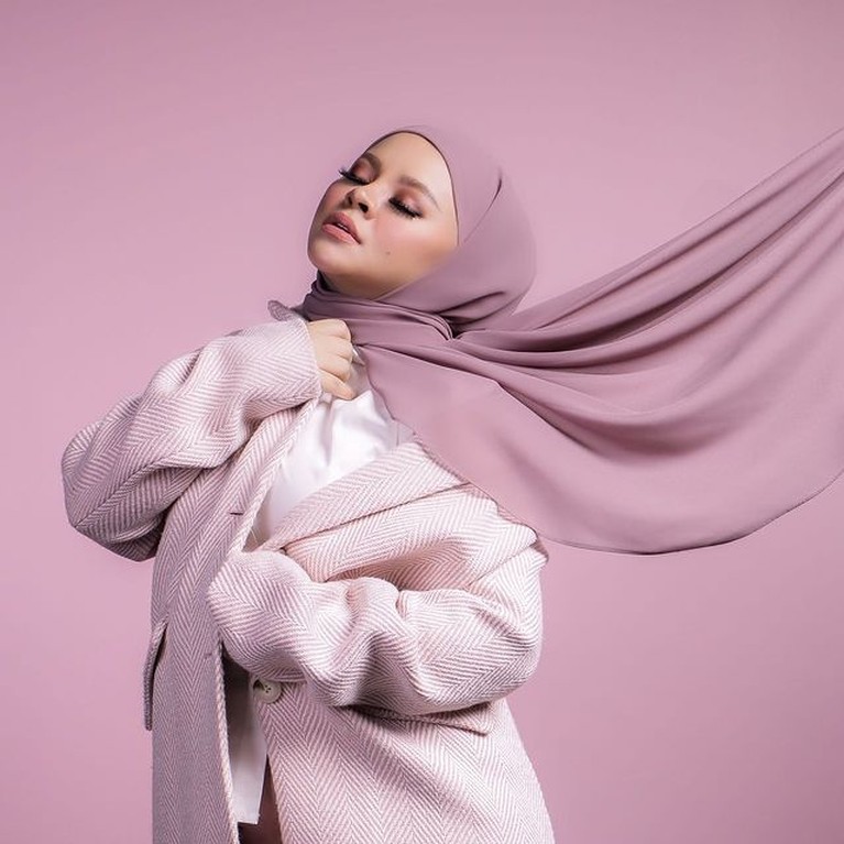 Foto Mendiang Siti Sarah Penyanyi Malaysia Kabar duka menghampiri dunia hiburan Malaysia, penyanyi Siti Sarah meninggal dunia usai melahirkan dan terpapar Covid-19. Yuk lihat!
