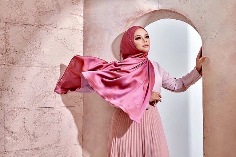 Foto Mendiang Siti Sarah Penyanyi Malaysia Kabar duka menghampiri dunia hiburan Malaysia, penyanyi Siti Sarah meninggal dunia usai melahirkan dan terpapar Covid-19. Yuk lihat!