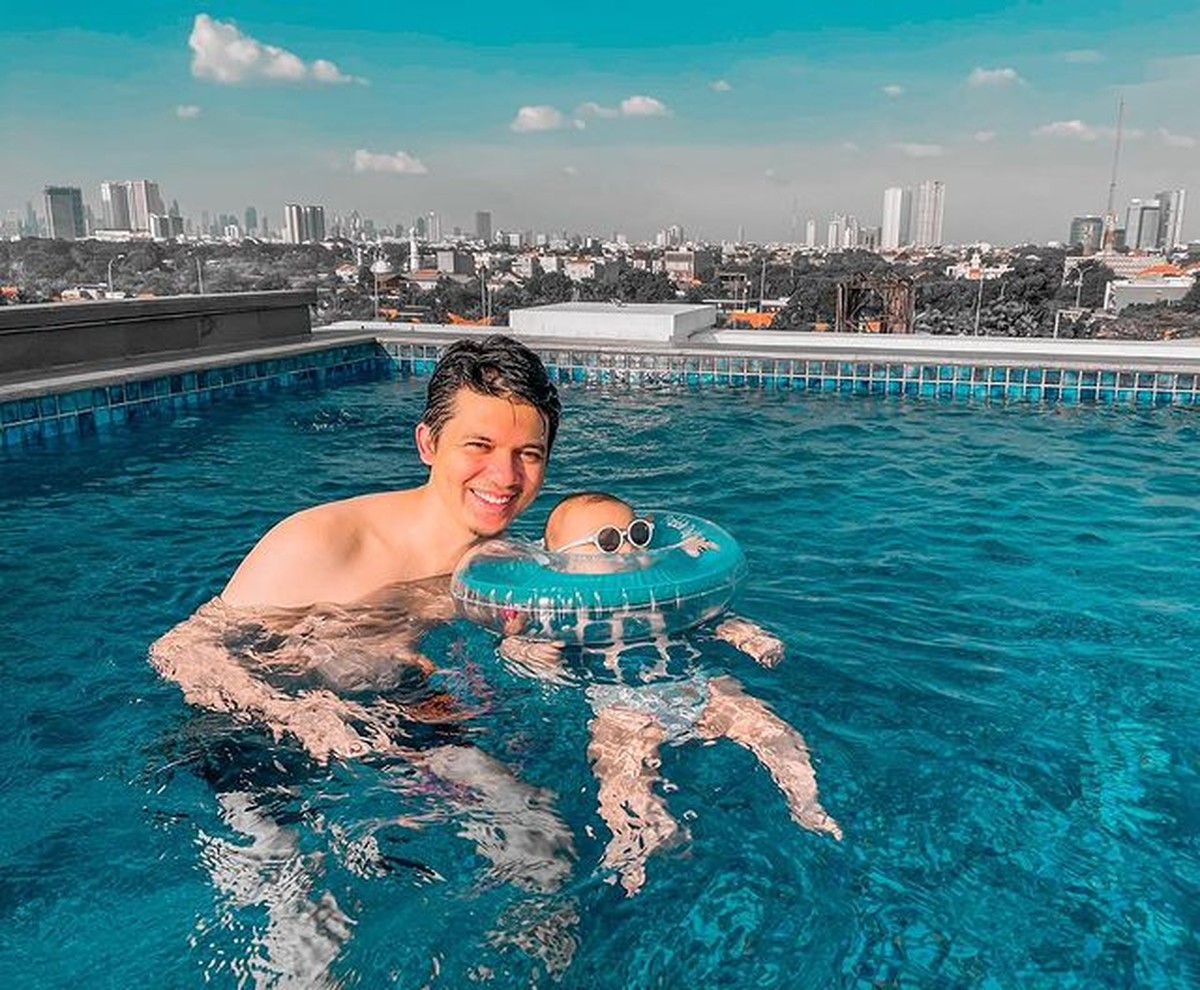 Gaya Baby Boss Ukkasya Pakai Kacamata Hitam