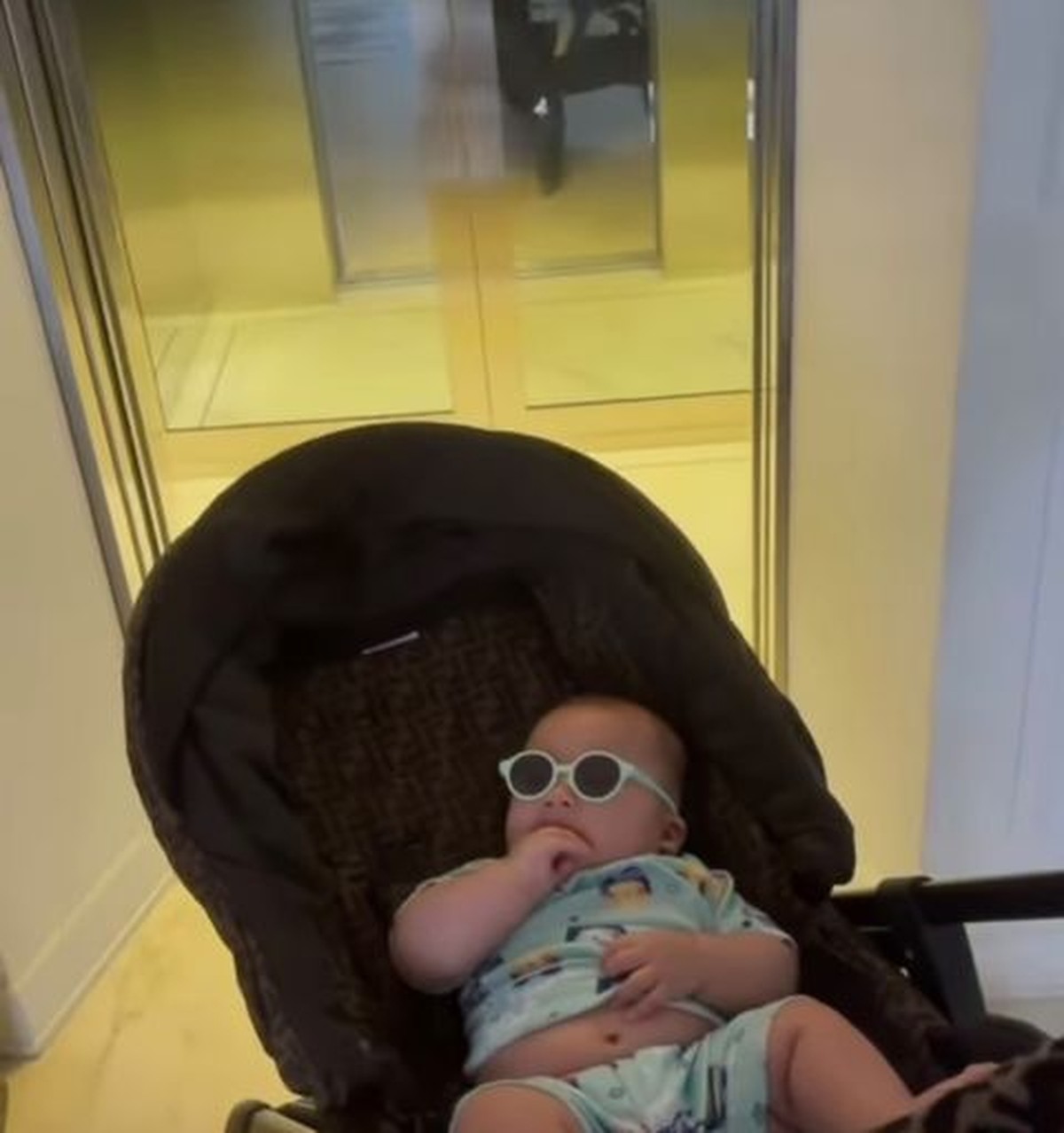 Gaya Baby Boss Ukkasya Pakai Kacamata Hitam