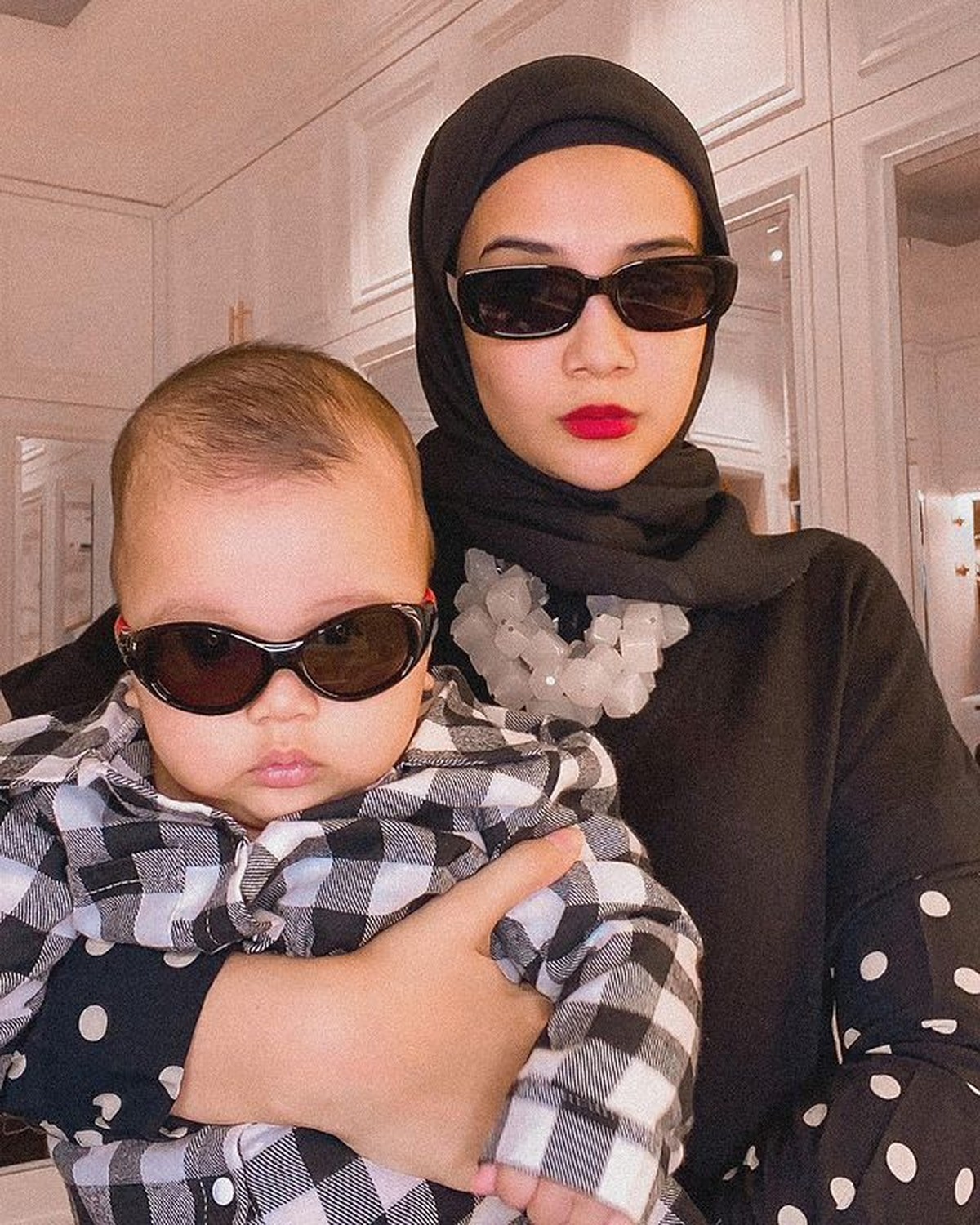 Gaya Baby Boss Ukkasya Pakai Kacamata Hitam