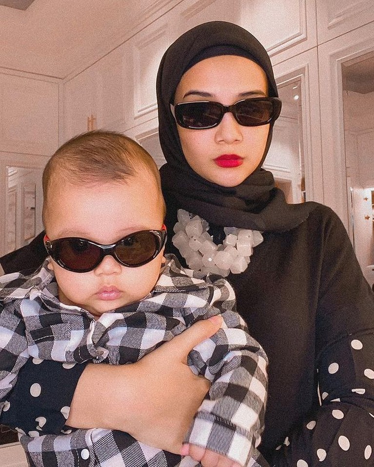 Gaya Baby Boss Ukkasya Pakai Kacamata Hitam Gaya Baby Boss Ukkasya Pakai Kacamata Hitam