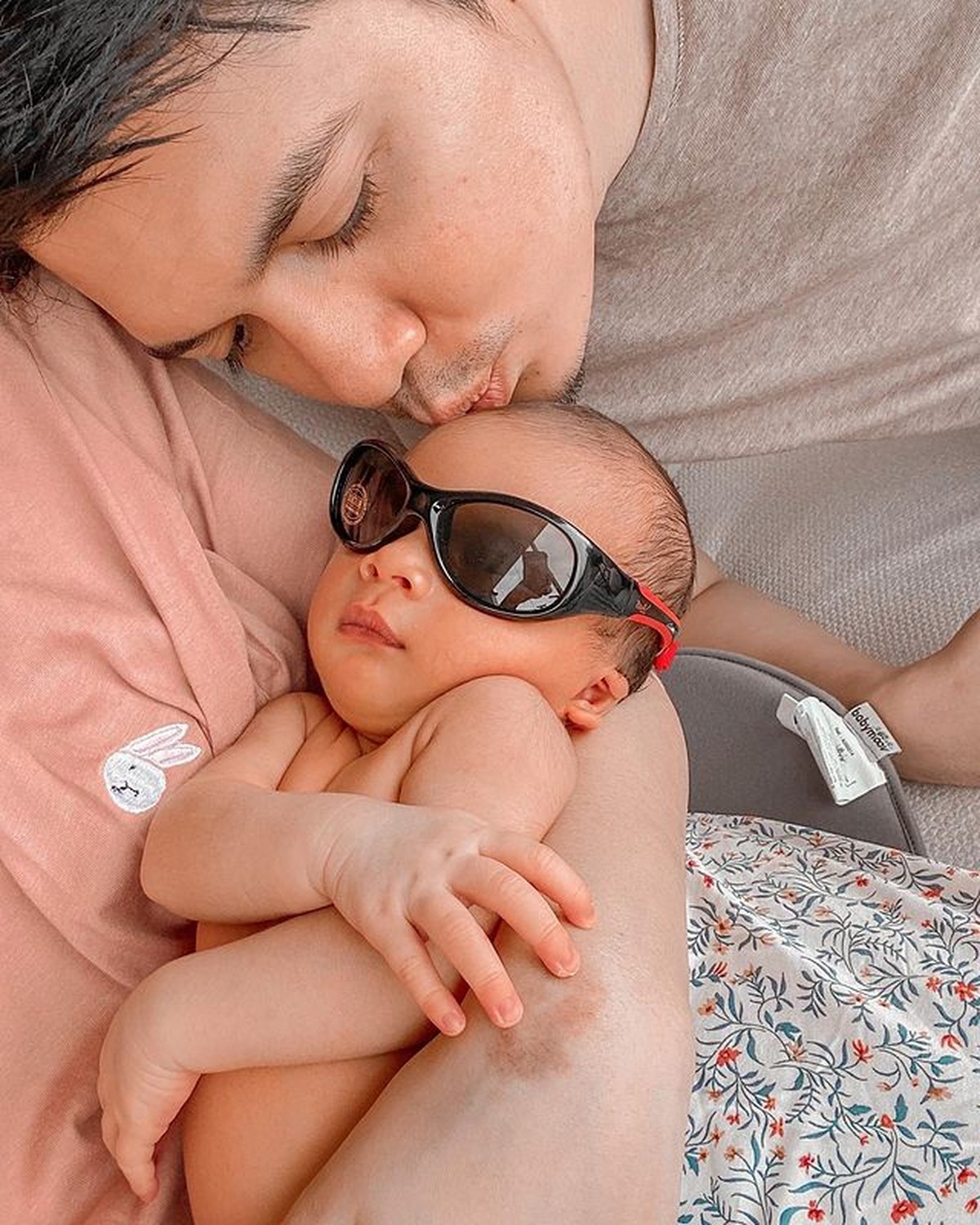 Gaya Baby Boss Ukkasya Pakai Kacamata Hitam