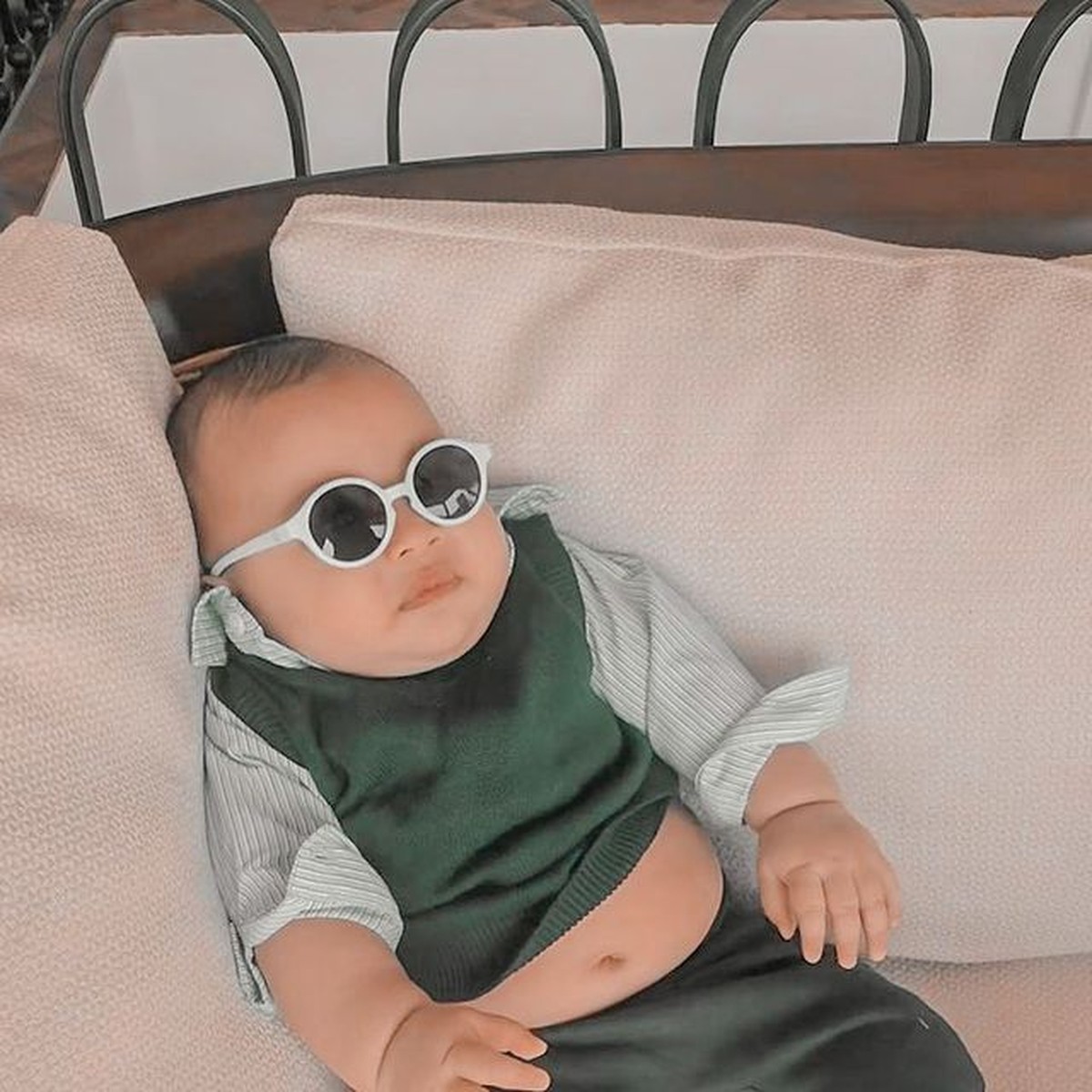 Gaya Baby Boss Ukkasya Pakai Kacamata Hitam