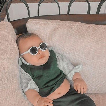 Gaya Baby Boss Ukkasya Pakai Kacamata Hitam Lucu dan Gemoy
