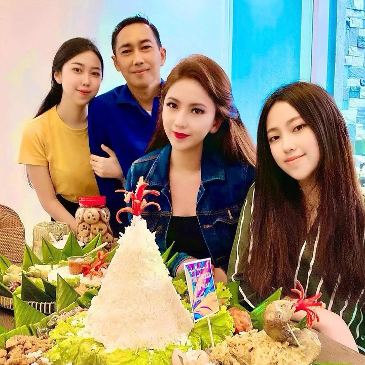 <p>Heni dan sang suami menikah sejak April 2000 lalu. Kini, keduanya telah dikaruniai dua orang anak perempuan bernama Rara Refli Nurdiani dan Febiana Aura Annisa. Mereka mewarisi wajah cantik seperti ibundanya, lho. (Foto: Instagram @henitania)</p>