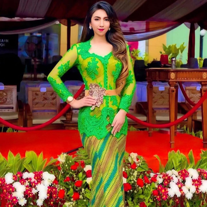 <p>Melalui media sosial Instagramnya, wanita kelahiran 30 Mei 1980 itu kerap membagikan berbagai kegiatannya. Termasuk saat mendampingi sang suami di acara kenegaraan. (Foto: Instagram @henitania)</p>