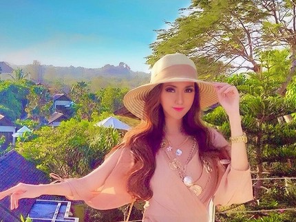 7 Potret Heni Tania, Eks Artis Cantik yang Dinikahi Kombes Polisi di Usia 19 Th