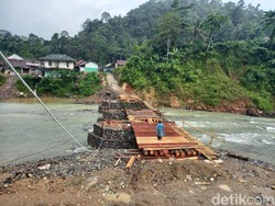 Jembatan Muhara Lebak Akses ke Negeri di Atas Awan Roboh
