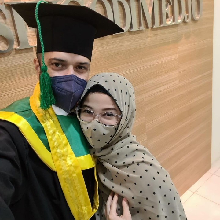 <p>Belum lama ini Jihan mengunggah potret suaminya yang baru saja wisuda. Ia memberi ucapan selamat yang sangat manis di Instagram. Romantis banget, Bunda! (Foto: Instagram @jihanfahirareal)</p>