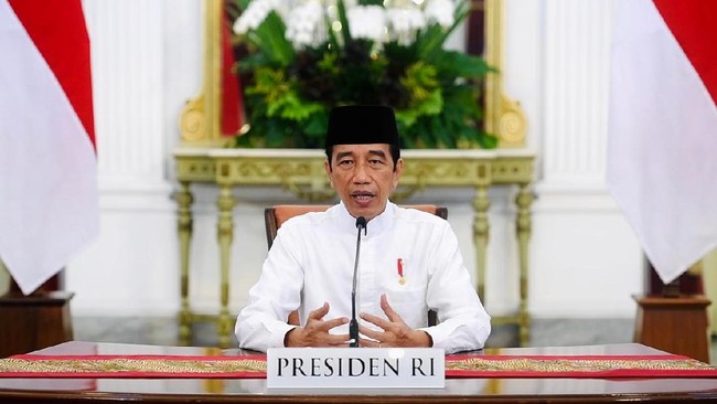Selain Artidjo, Jokowi juga memberikan penghargaan kepada mantan Menteri Kebudayaan dan Pariwisata I Gede Ardika.