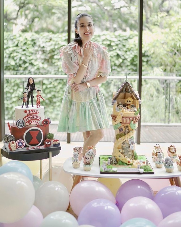 Kado Perhiasan Berlian Mewah Sandra Dewi dari Suami Tercinta Kebahagiaan Sandra Dewi dapat kado cincin dan anting berlian super mewah dari sang suami tercinta. Yuk intip!