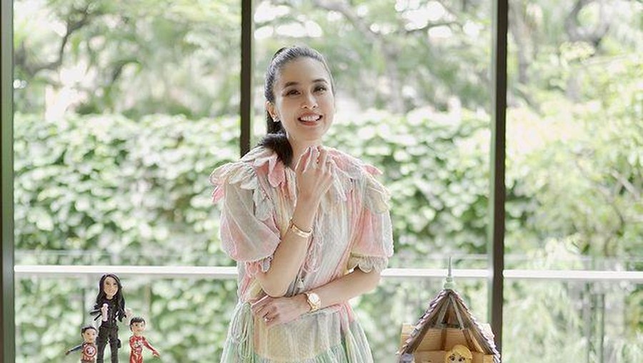 Kado Perhiasan Berlian Mewah Sandra Dewi dari Suami Tercinta Kebahagiaan Sandra Dewi dapat kado cincin dan anting berlian super mewah dari sang suami tercinta. Yuk intip!