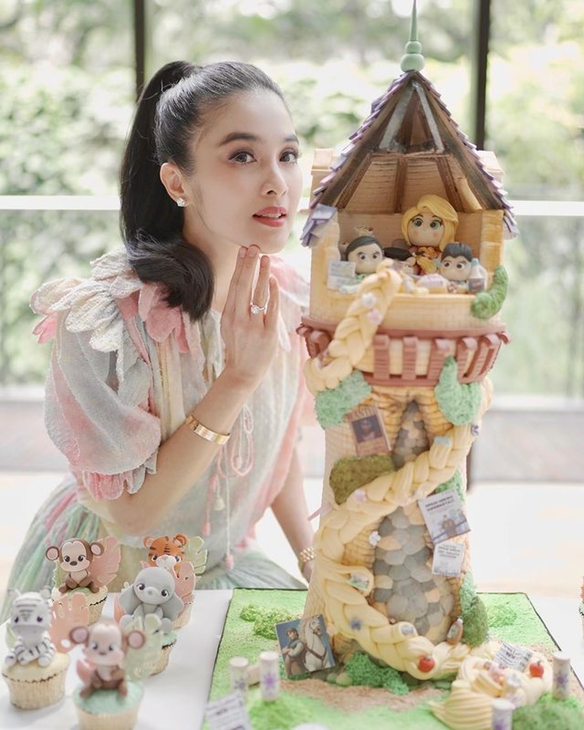 Kebahagiaan Sandra Dewi dapat kado cincin dan anting berlian super mewah dari sang suami tercinta&period; Yuk intip&excl;