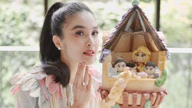 8 Potret Sandra Dewi Berkilauan Pakai Emas dan Berlian yang Ludes Terjual Dilelang Kejagung