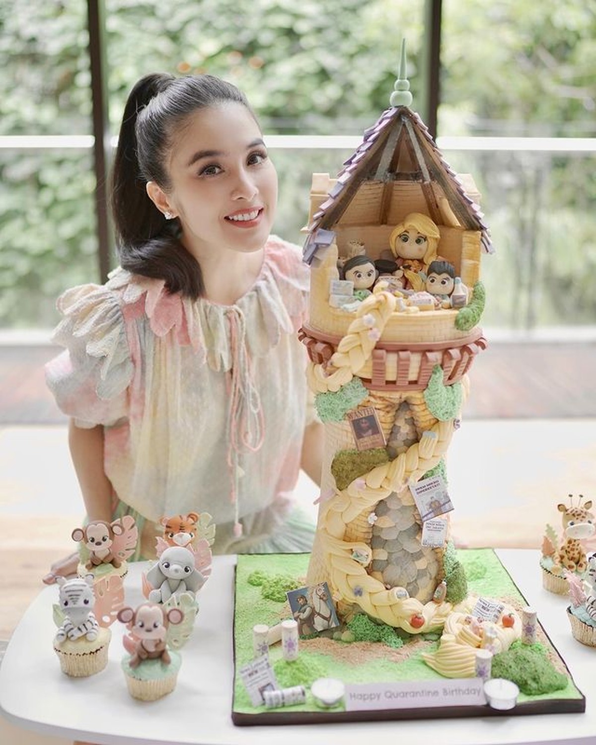 Kebahagiaan Sandra Dewi dapat kado cincin dan anting berlian super mewah dari sang suami tercinta&period; Yuk intip&excl;