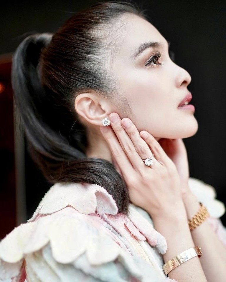 Kado Perhiasan Berlian Mewah Sandra Dewi dari Suami Tercinta Kebahagiaan Sandra Dewi dapat kado cincin dan anting berlian super mewah dari sang suami tercinta. Yuk intip!