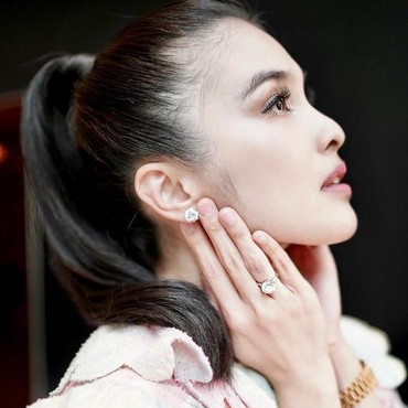 Kado Perhiasan Berlian Mewah Sandra Dewi dari Suami Tercinta