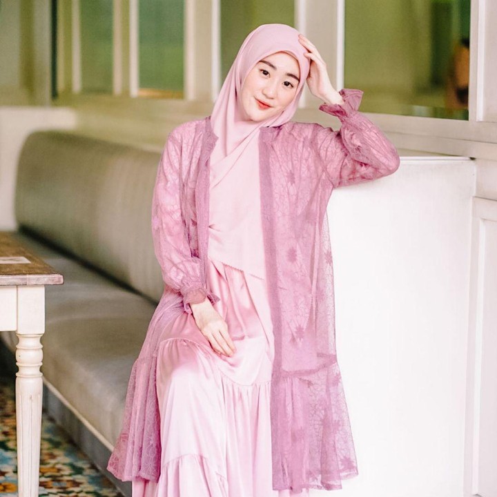 <p>Hijaber cantik ini juga masih kebanjiran tawaran endorsement lho. Larissa Chou semakin terkenal di kalangan hijab influencer. Akun Instagramnya sudah mengantongi 1 juta pengikut nih. (Foto: Instagram @larissachou)</p>