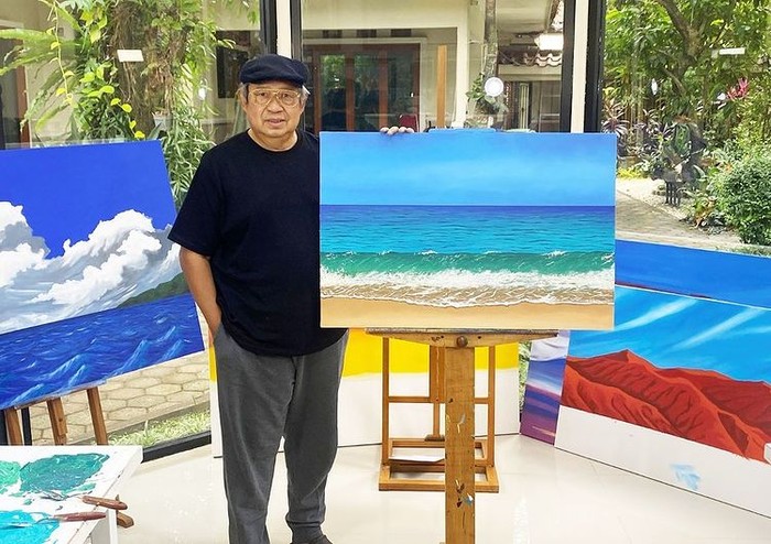 Susilo Bambang Yudhoyono atau biasa disingkat SBY merupakan mantan presiden ke-6 Republik Indonesia yang punya segudang kemampuan seni. Setelah sering menciptakan lagu dan menyanyi, kini SBY membuat banyak orang kagum dengan karya lukisannya. Lukisan karya Susilo Bambang Yudhoyono ini diabadikan secara apik di Instagram Jansen Sitindaon. (Foto: instagram.com/jansensitindaon)