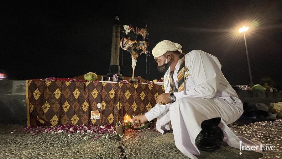 Budayawan asal Nuryanto atau yang akrab disapa Mbah Bejo gelar aksi tunggal ritual Malam Satu Suro di Tugu Muda Semar