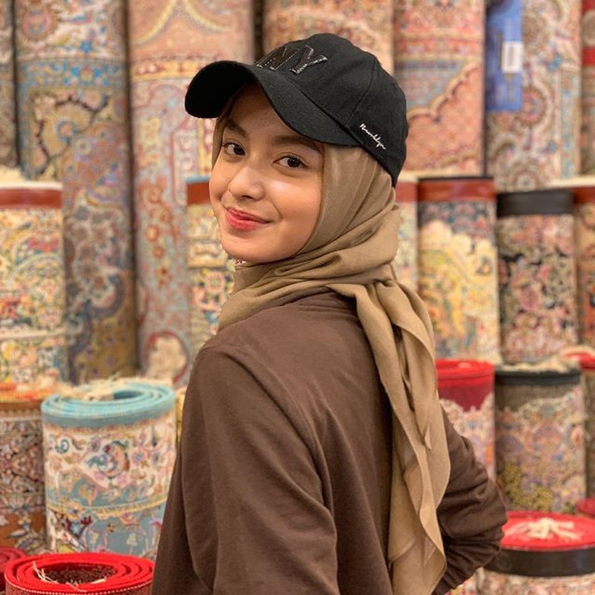 Adam Batubara putra Ucok Baba memiliki kekasih yang berparas cantik seorang selebgram&period; Yuk intip potretnya&excl;