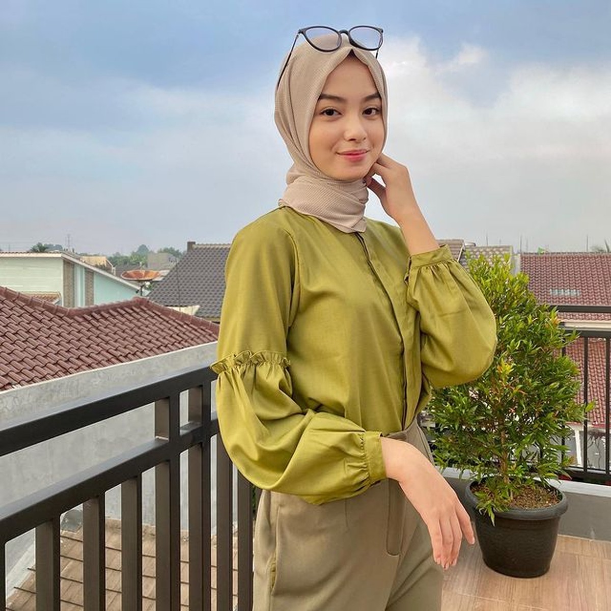 Adam Batubara putra Ucok Baba memiliki kekasih yang berparas cantik seorang selebgram&period; Yuk intip potretnya&excl;