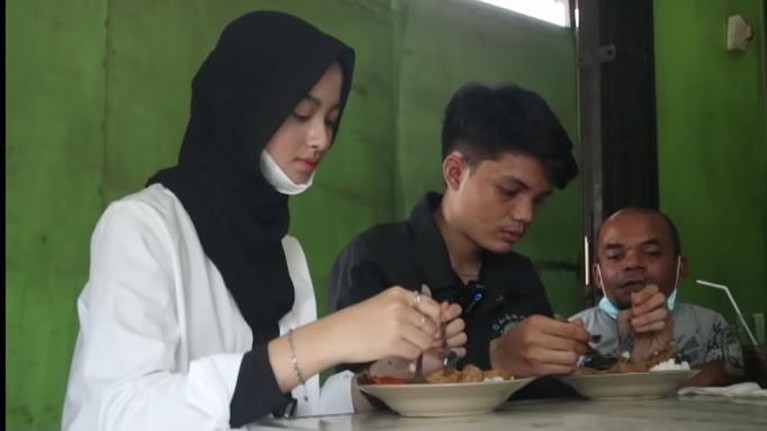 Sosok Nabila Putri sukses mencuri perhatian publik saat pertama kali muncul di kanal YouTube milik Ucok Baba.