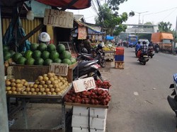PKL Gelar Lapak di Trotoar Pasar Induk Kramat Jati