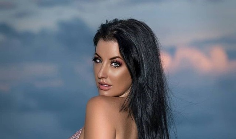 Kerri Parker kini sedang menjadi sorotan usai curhat tentang profesinya sebagai pemeran pengganti adegan seks. Yuki intip potretnya!