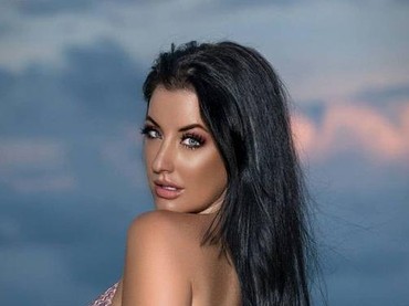 Potret Cantik & Seksi Kerri Parker Si Pemeran Pengganti Adegan Seks Hollywood