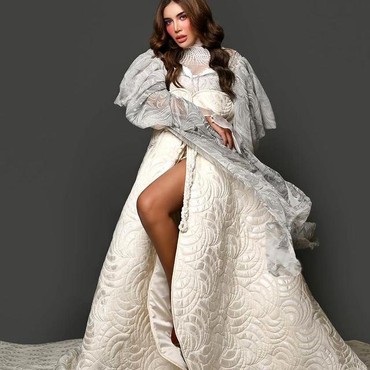 Sederet Pemotretan Millendaru Sambil Pamer Kaki Jenjang