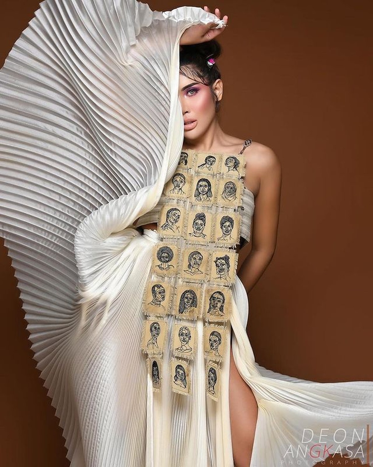 Millendaru sering melakukan pemotretan dan memamerkan kaki jenjangnya yang mulus&period; Yuk kita intip&excl;