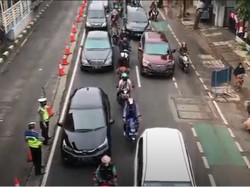 Suasana Penyekatan di Mampang Saat Perpanjangan PPKM