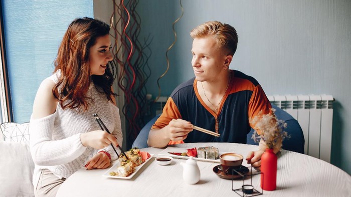 6 Aturan Table Manner yang Perlu Kamu Tahu, Dipelajari dari Sekarang Yuk! 6 Aturan Table Manner yang Perlu Kamu Tahu, Dipelajari dari Sekarang Yuk!