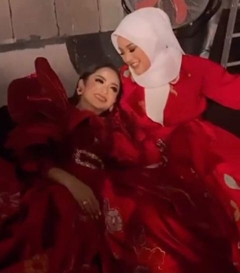 Krisdayanti dan putri sulungnya Aurel terlihat sering bertemu dan melakukan pemotretan akhir-akhir ini. Yuk kita intip!