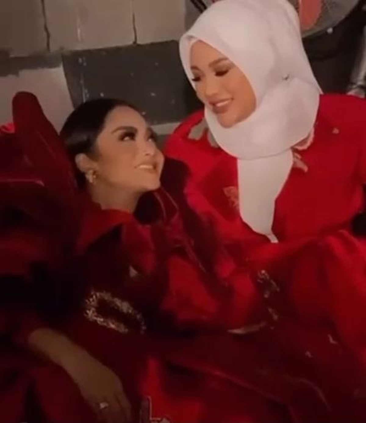 Krisdayanti dan putri sulungnya Aurel terlihat sering bertemu dan melakukan pemotretan akhir-akhir ini&period; Yuk kita intip&excl;