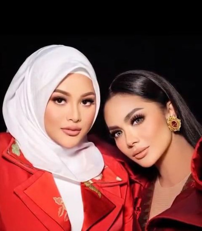 Krisdayanti dan putri sulungnya Aurel terlihat sering bertemu dan melakukan pemotretan akhir-akhir ini. Yuk kita intip!