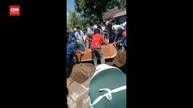 VIDEO: Warga Ambil Paksa Peti Jenazah Pasien Covid-19