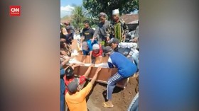 VIDEO: Warga Ambil Paksa Peti Jenazah Pasien Covid-19