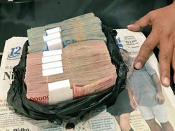 Viral Driver Ojol Kembalikan Bungkusan Plastik Berisi Setumpuk Uang Rp 80 Juta