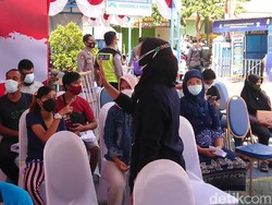 Melihat Aksi Penerjemah Bahasa Isyarat dalam Vaksinasi Penyandang Disabilitas