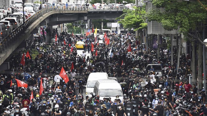 Aksi demo di Thailand. (AP/Thanachote Thanawikran)