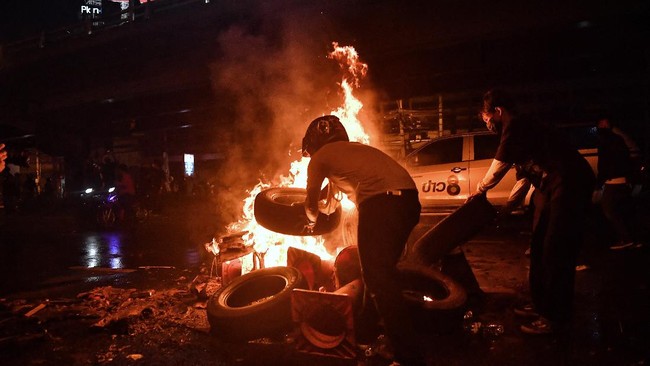 Bentrokan tak bisa dihindari antara polisi dan pengunjuk rasa anti pemerintah di Bangkok, Thailand, yang mengkritik cara penanganan pandemi.